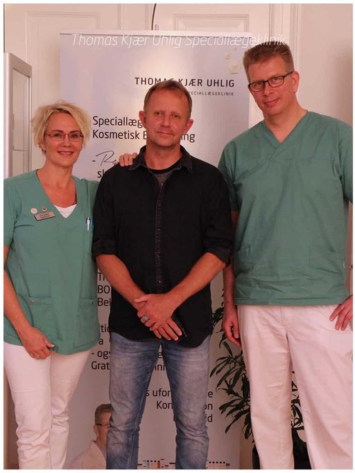 Journalist og tv-vært Claus Elgaard sammen med Anne Birgitte og Thomas Kjær Uhlig fra TKU-Speciallægeklinik.